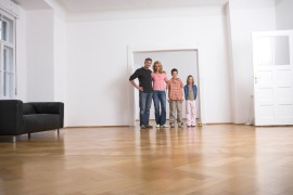 Kerngold Immobilien Familie bei Wohnungsbesichtigung